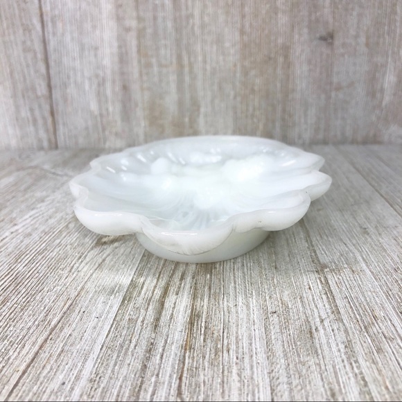 Vintage Avon Milk Glass Cherub on a Shell Dish - Picture 6 of 16